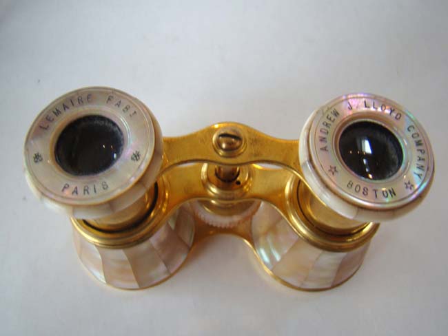 An outstanding pair of 'mint' condition French Opera Glasses with Mother-of-pearl mounts circa 1900 — image 3